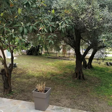 Tiny House By The Sea بيت للعطل
