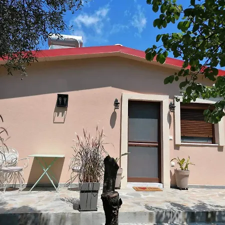 Tiny House By The Sea بيت للعطل *
